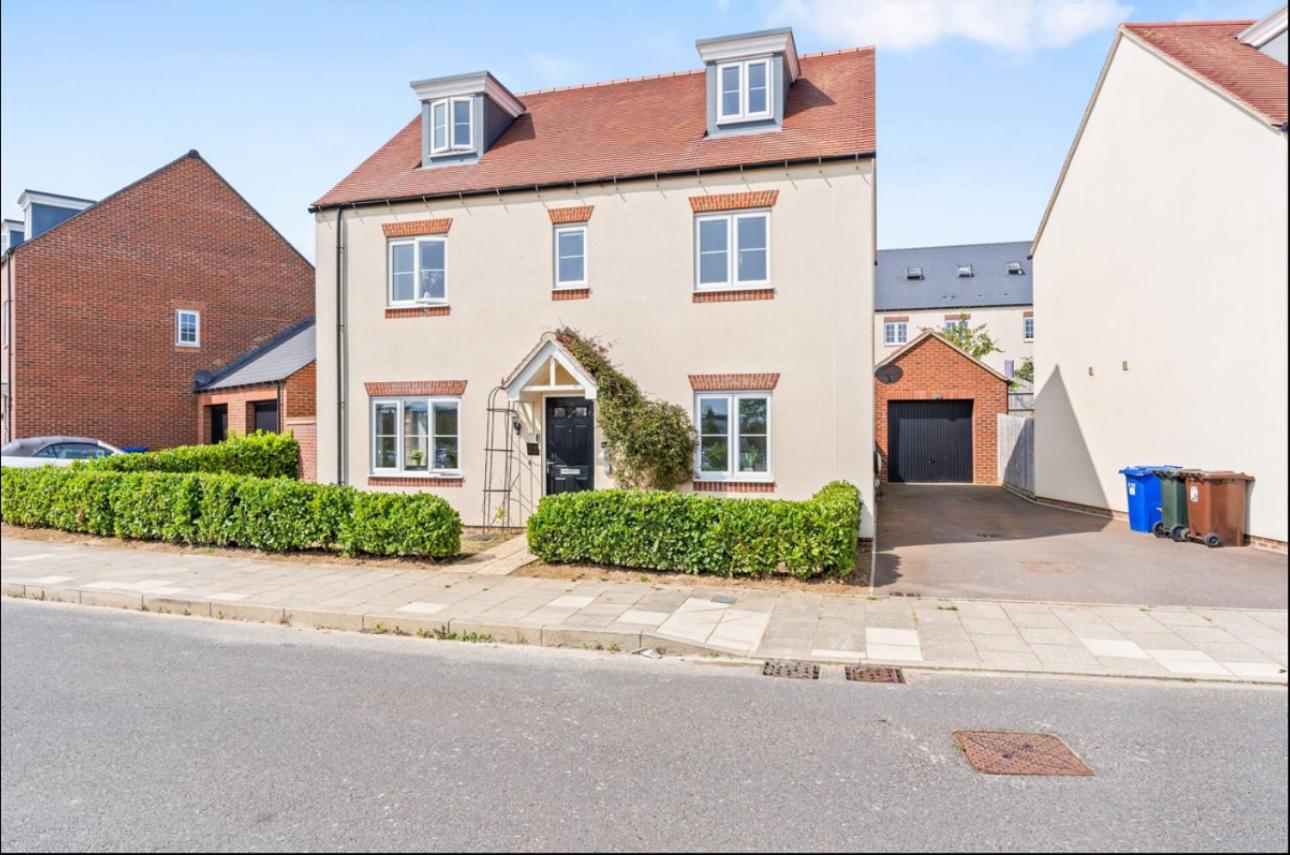 Luxury 5 bed house with Hot Tub nr Bicester Village