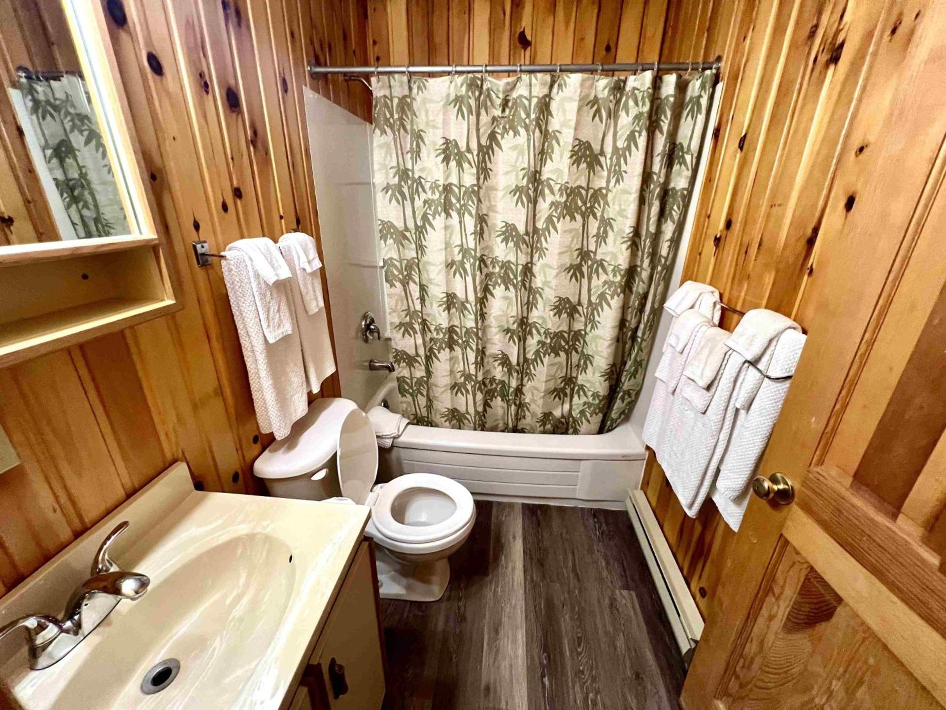 High Falls Bay Cottages, Camping & Waterpark