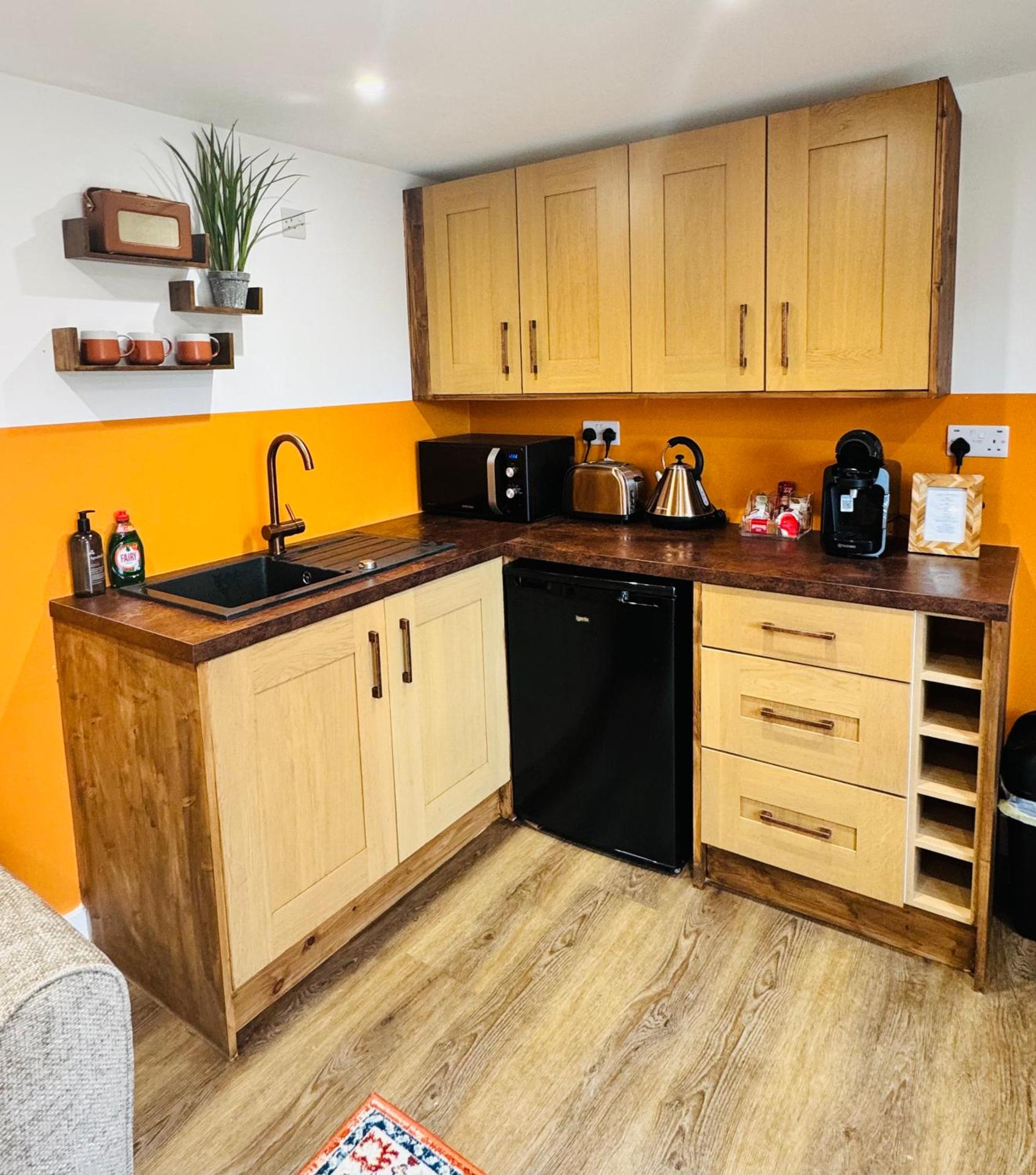 The Hideout - private luxury cabin near the sea with garden area, sea views and parking