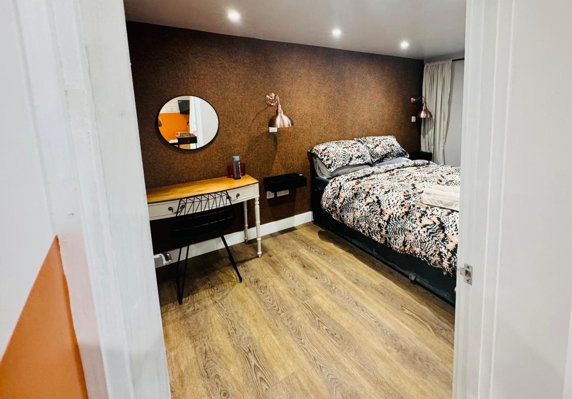 The Hideout - private luxury cabin near the sea with garden area, sea views and parking