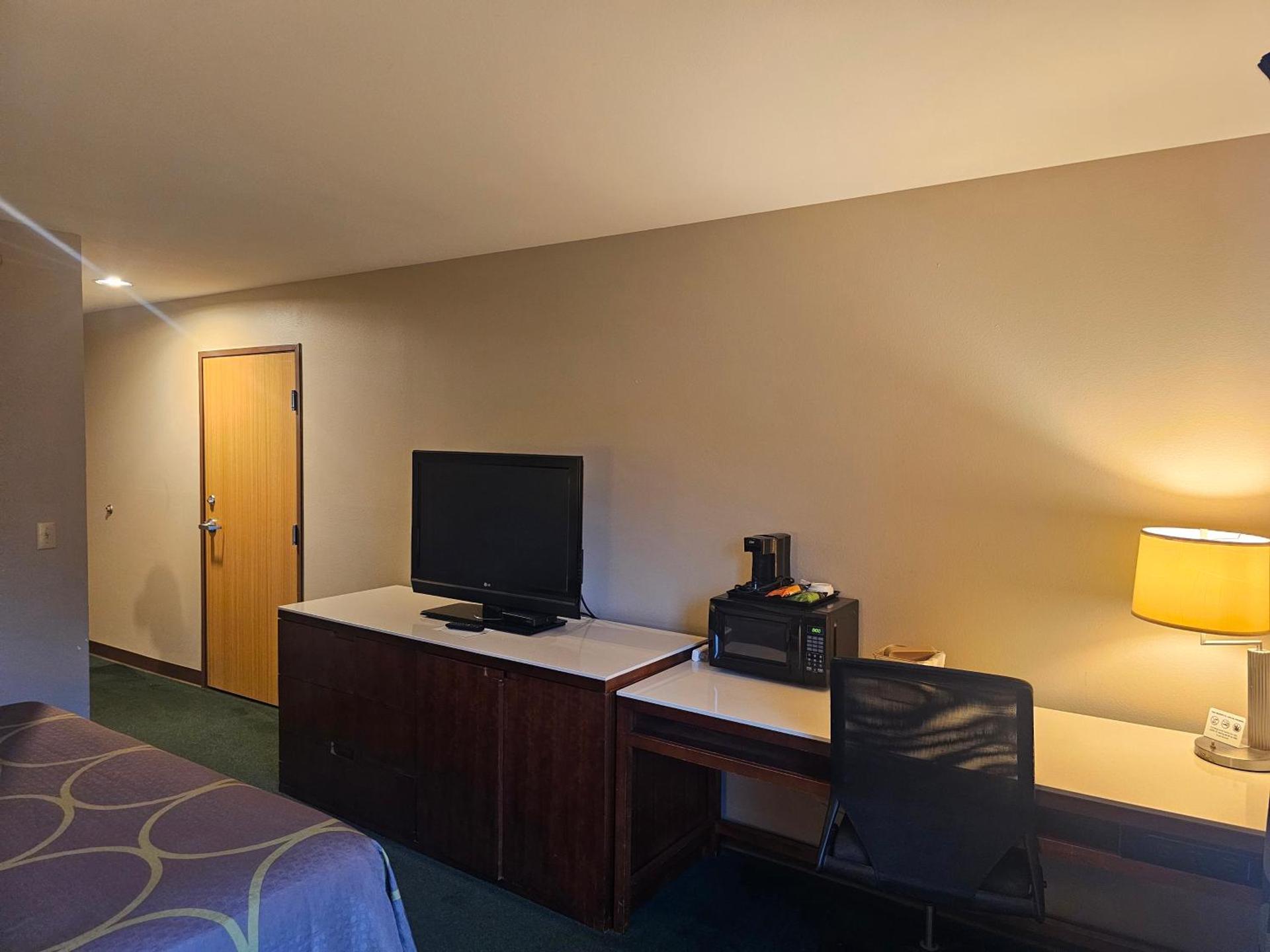 Super 8 by Wyndham Ava