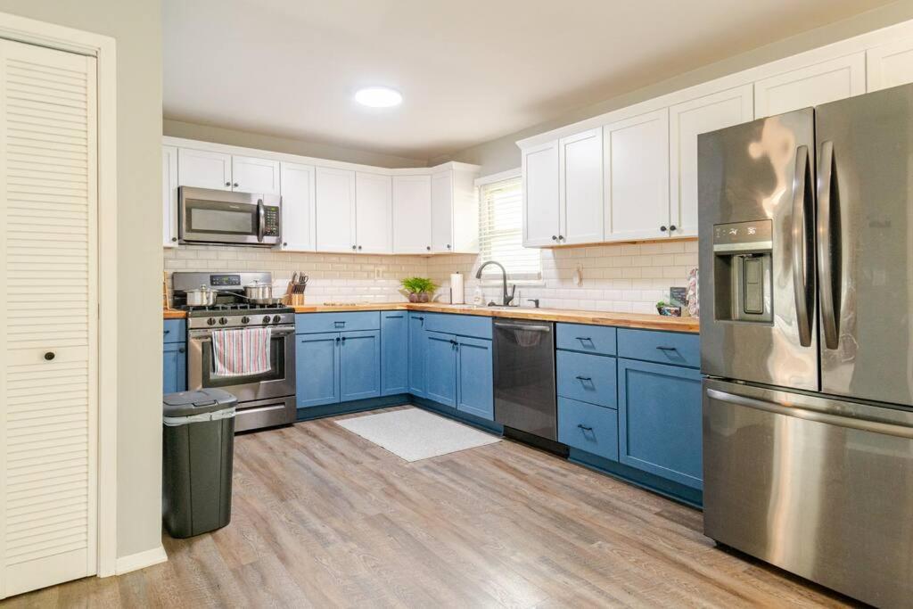 Private Ranch- Entire Home - Hot Tub - Pets & Kids Welcome - King Bed - Fenced Backyard - Free WiFi