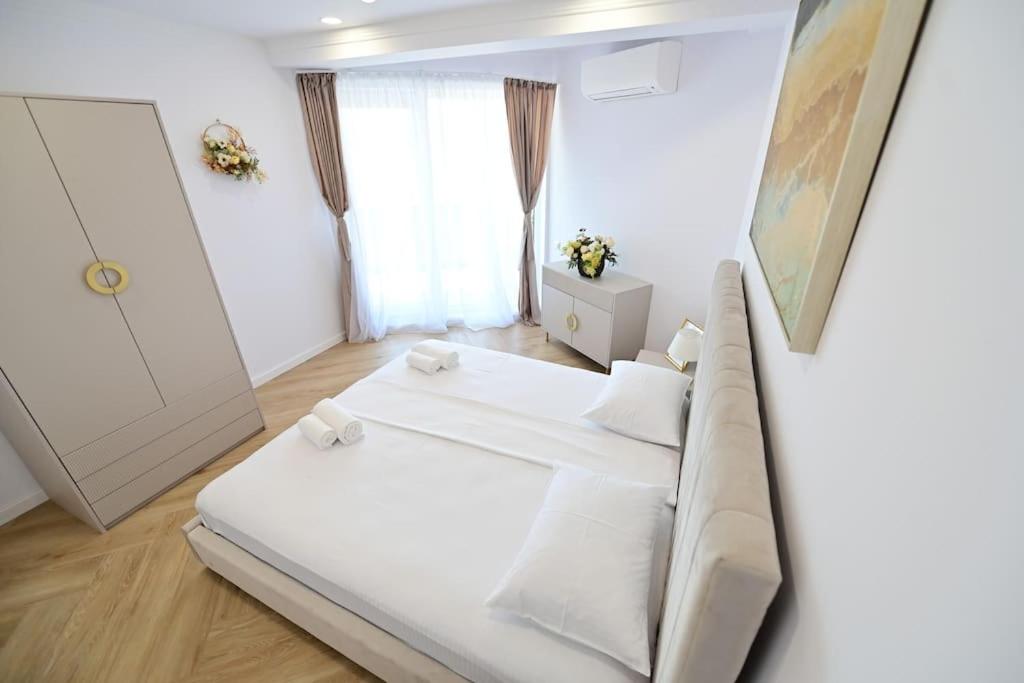 FLH - SIBIU - The Evolution LUXURY Apt - 2 Bedrooms, 1 Livingroom, 2BA with 3 ACs Units and Panoramic view - Sleeps 6 - Shopping City Mall