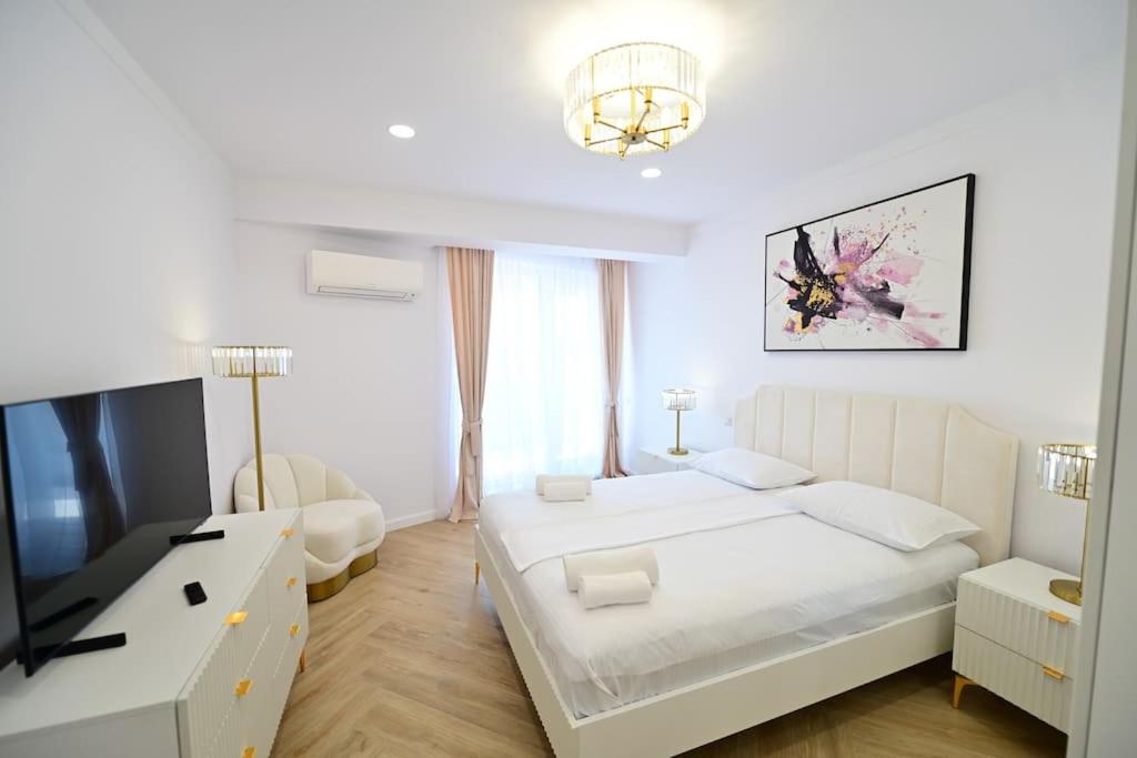 FLH - SIBIU - The Evolution LUXURY Apt - 2 Bedrooms, 1 Livingroom, 2BA with 3 ACs Units and Panoramic view - Sleeps 6 - Shopping City Mall