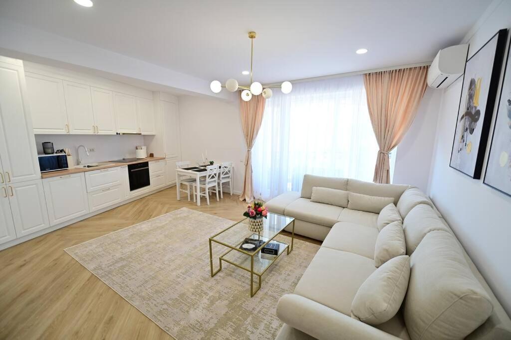 FLH - SIBIU - The Evolution LUXURY Apt - 2 Bedrooms, 1 Livingroom, 2BA with 3 ACs Units and Panoramic view - Sleeps 6 - Shopping City Mall