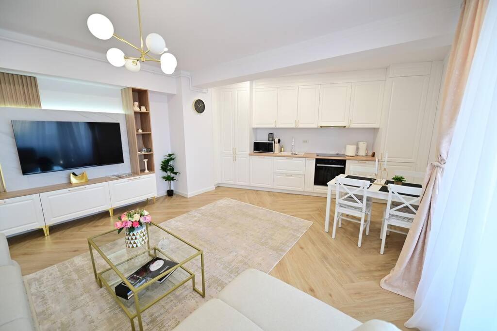 FLH - SIBIU - The Evolution LUXURY Apt - 2 Bedrooms, 1 Livingroom, 2BA with 3 ACs Units and Panoramic view - Sleeps 6 - Shopping City Mall