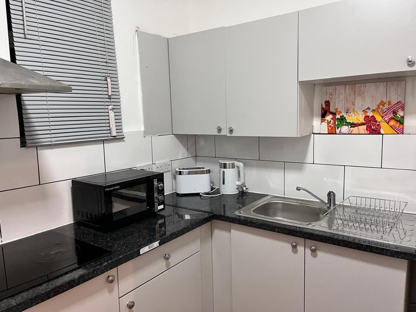 HIVESTAYS Free Wi-Fi, Smart TV, Parking, Tea &Coffee