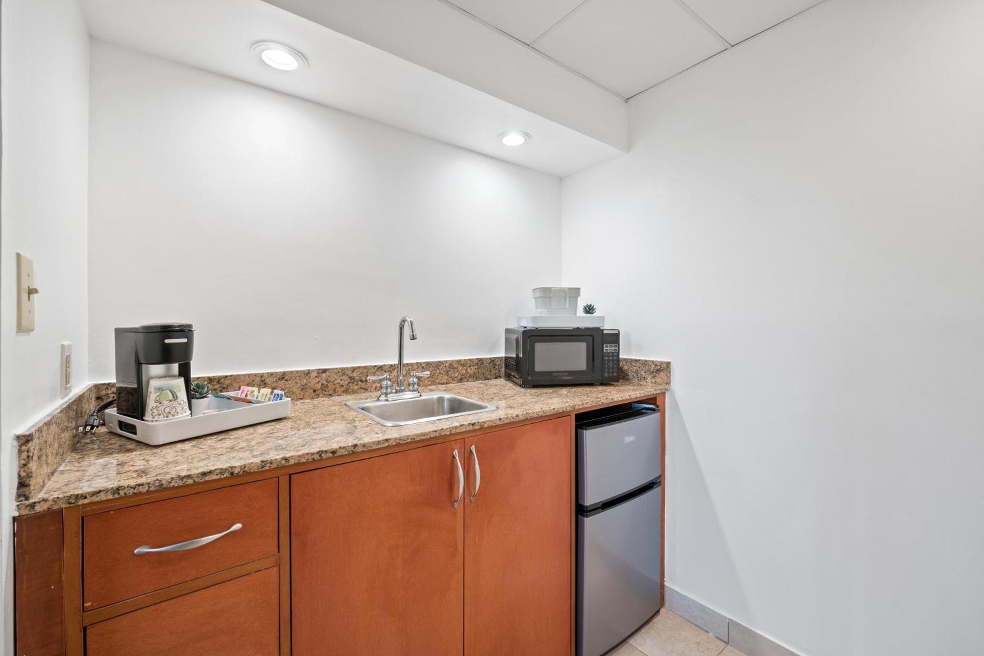 315 LoSo Hotel Airport