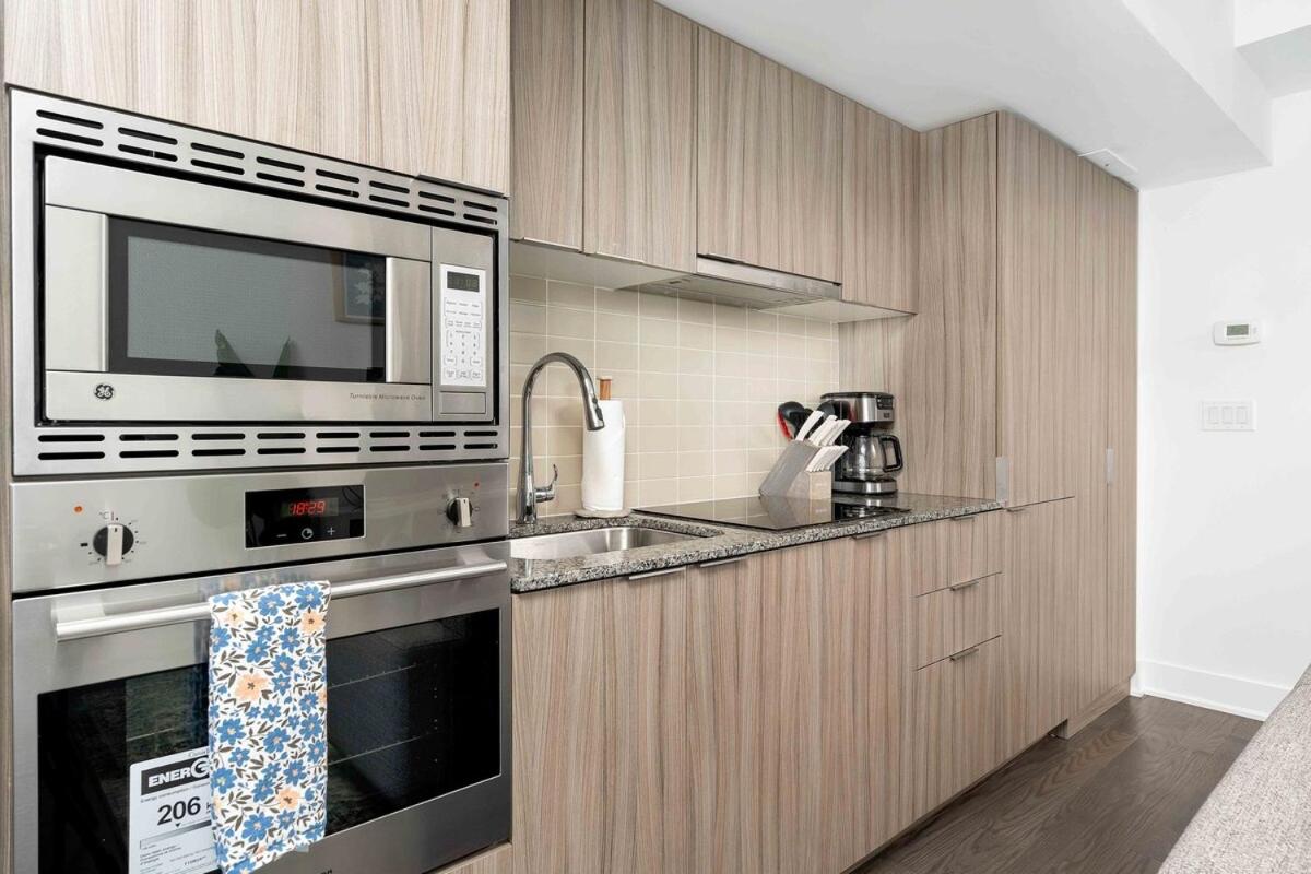 Delightful Condo Beside U of T - Sleeps 3