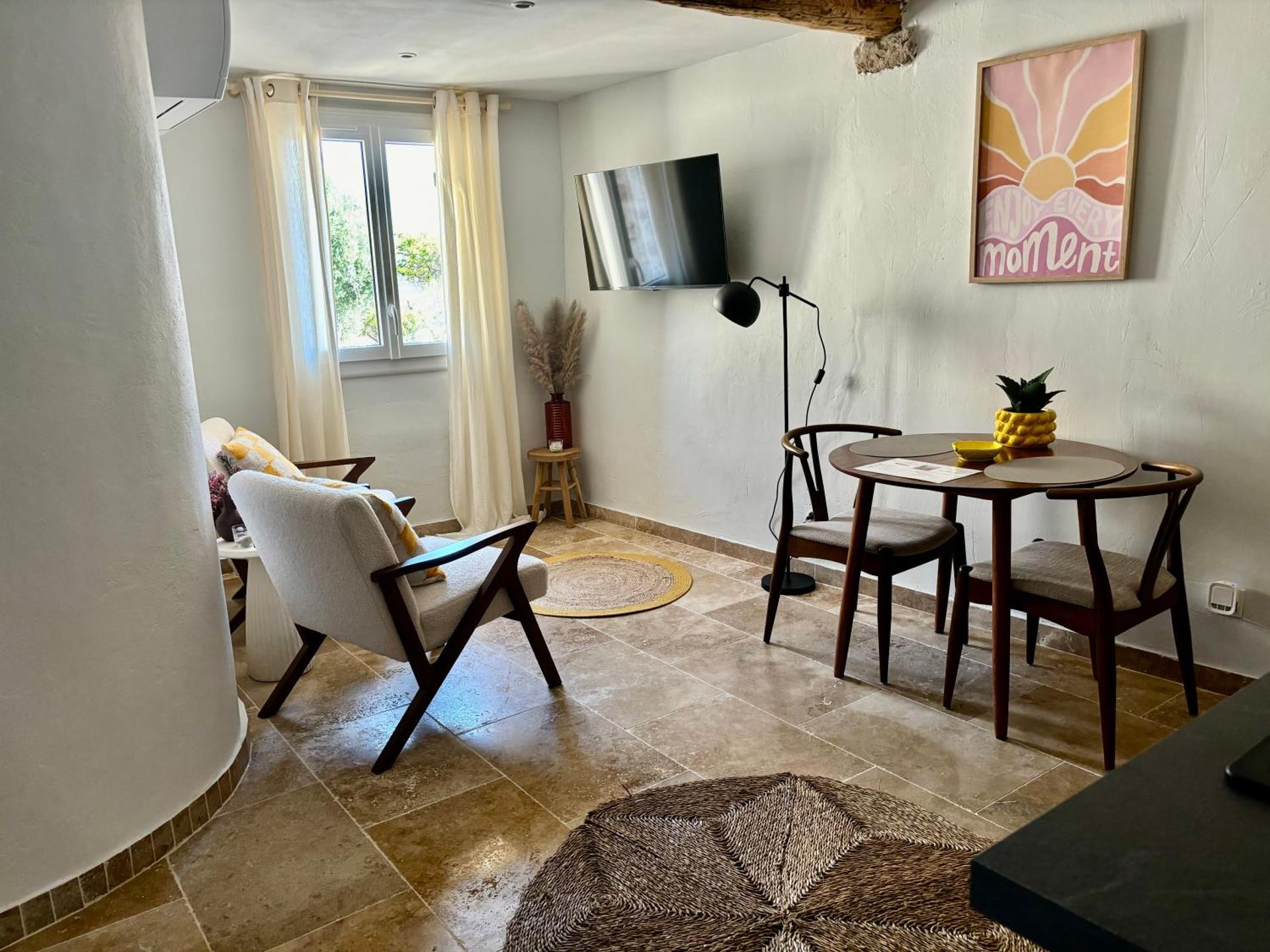 One-Bedroom Apartment - Sea Side