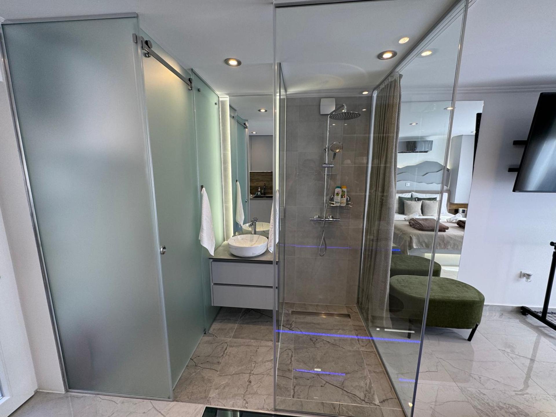 La Luna Petite Suite Deluxe Apartment with Pool & Jacuzzi, Bikes and Covered Parking