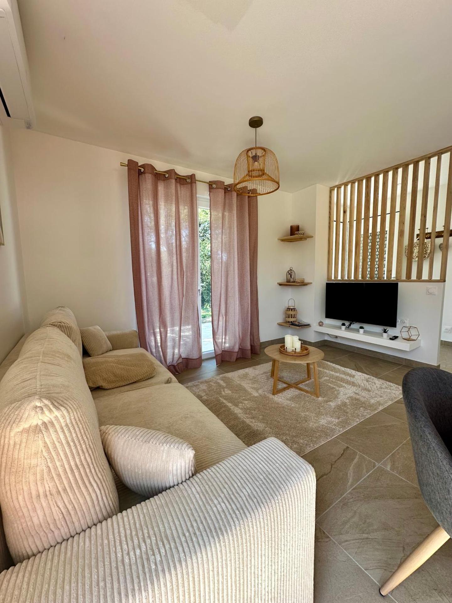 Maison neuve, cadre apaisant,jacuzzi et piscine