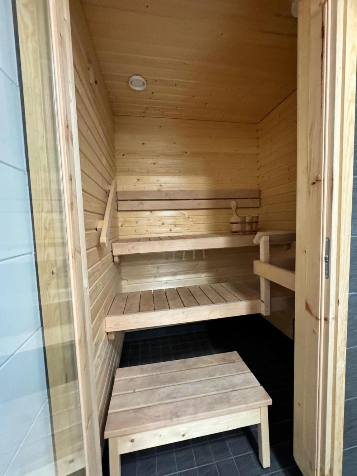 Easy Stay Rooms & Apartments near Airport