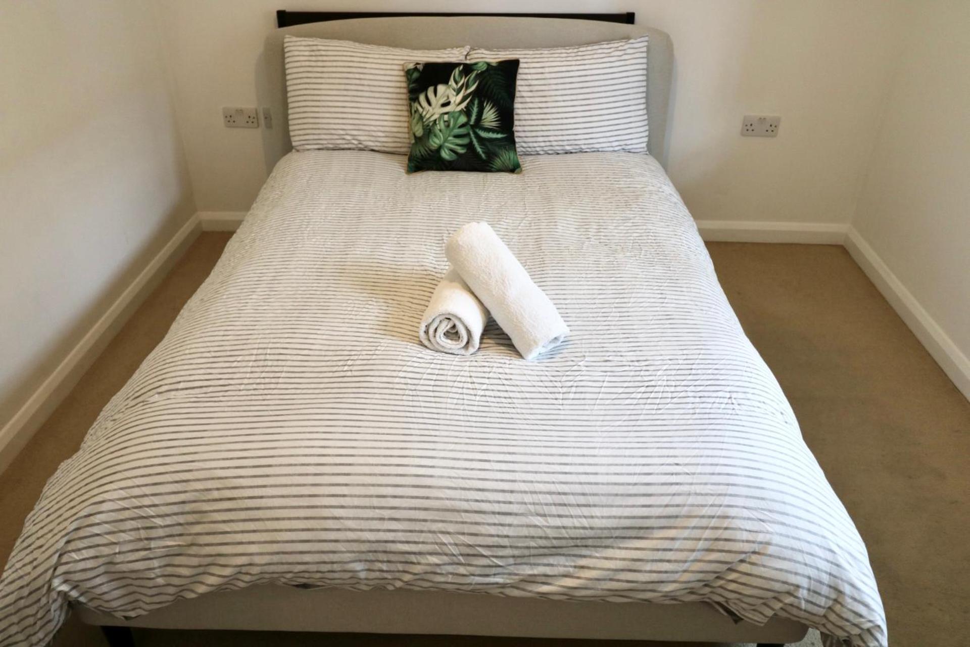 Modern 2 bed close to station