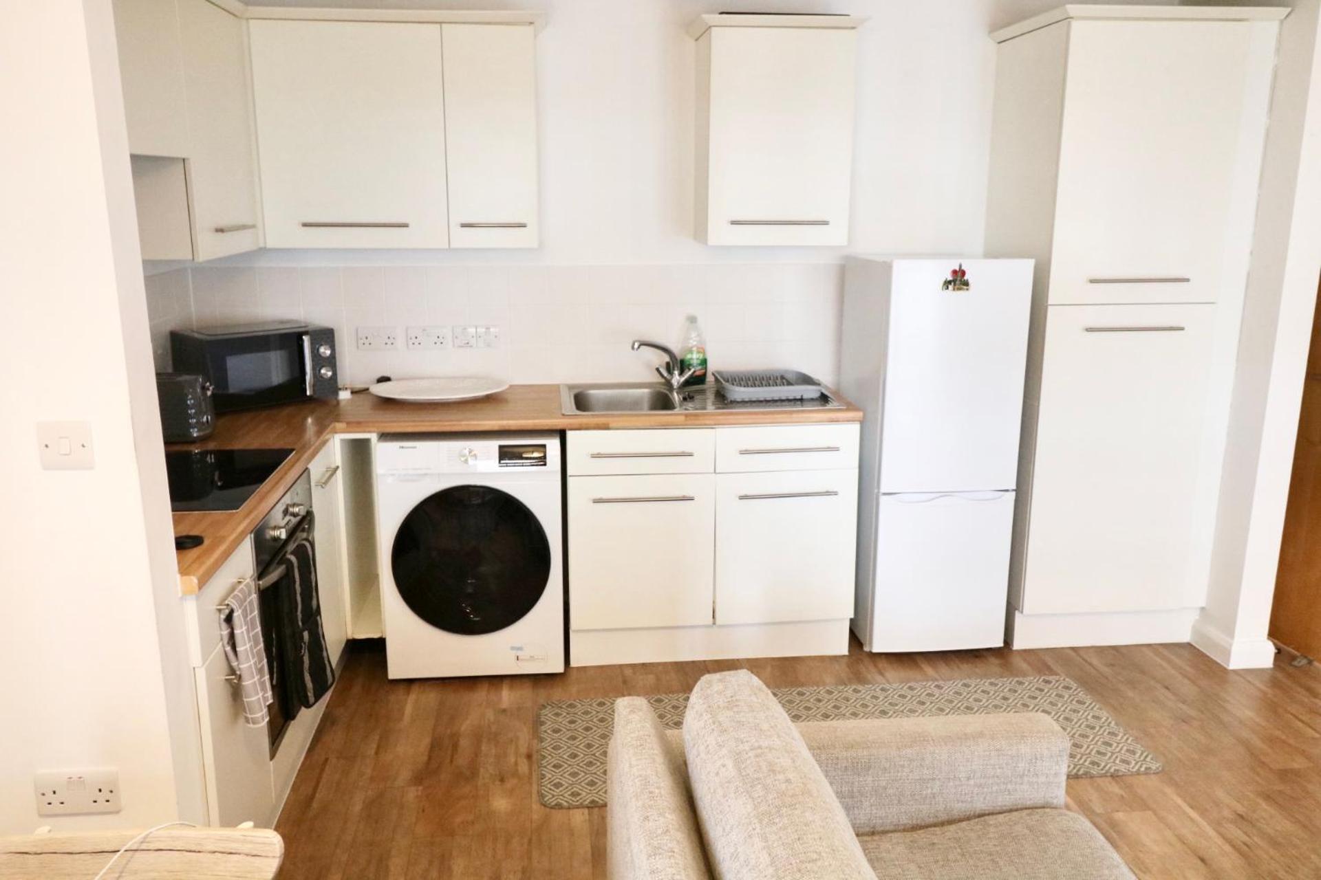 Modern 2 bed close to station
