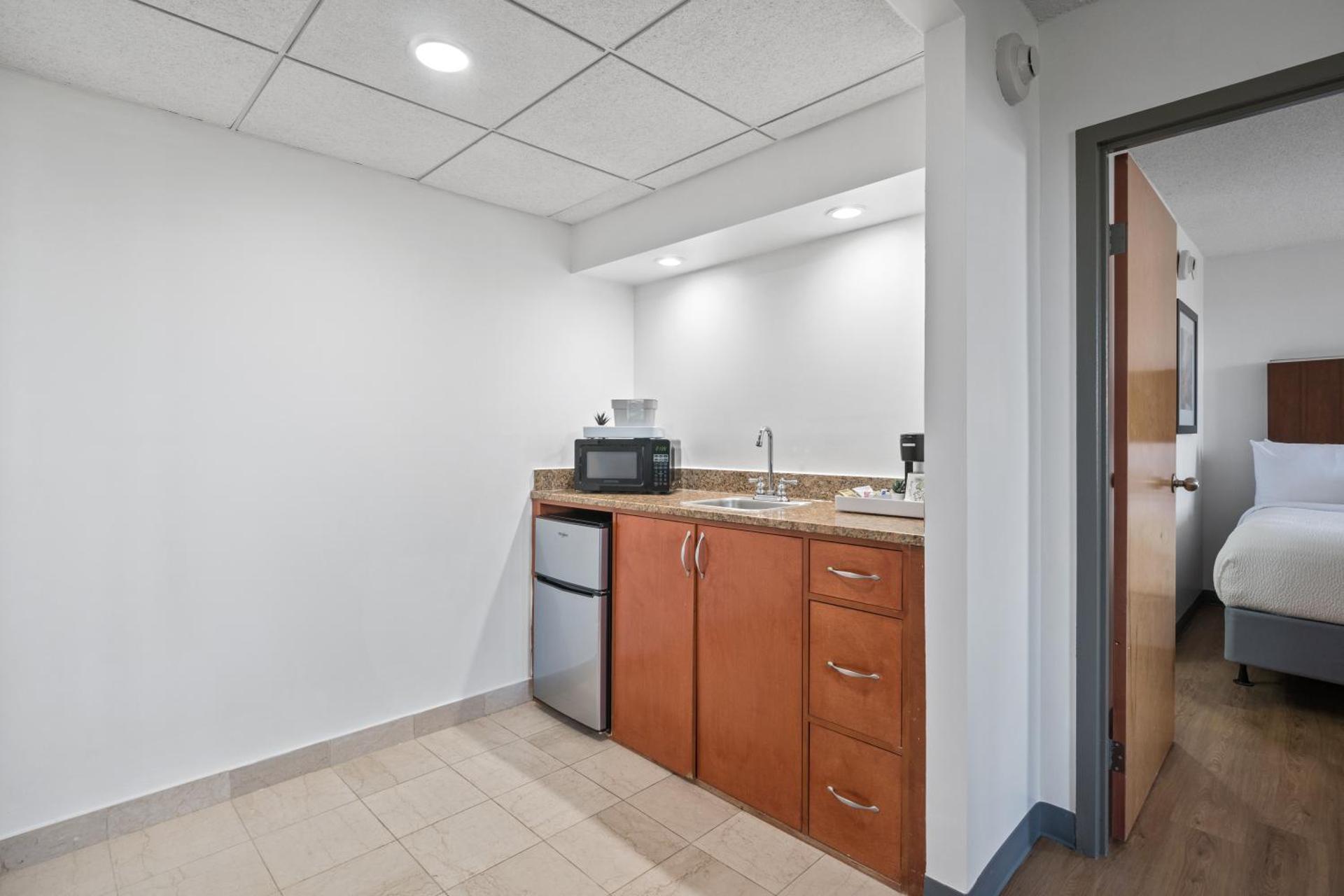 315 LoSo Hotel Airport