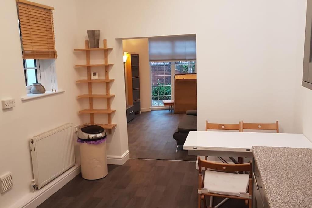 Charming cottage central Leeds close to LGI