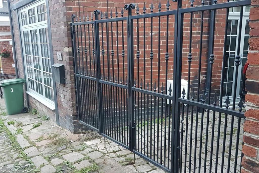 Charming cottage central Leeds close to LGI