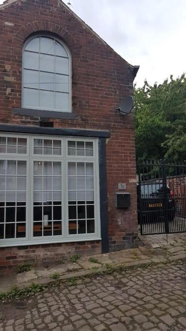 Charming cottage central Leeds close to LGI