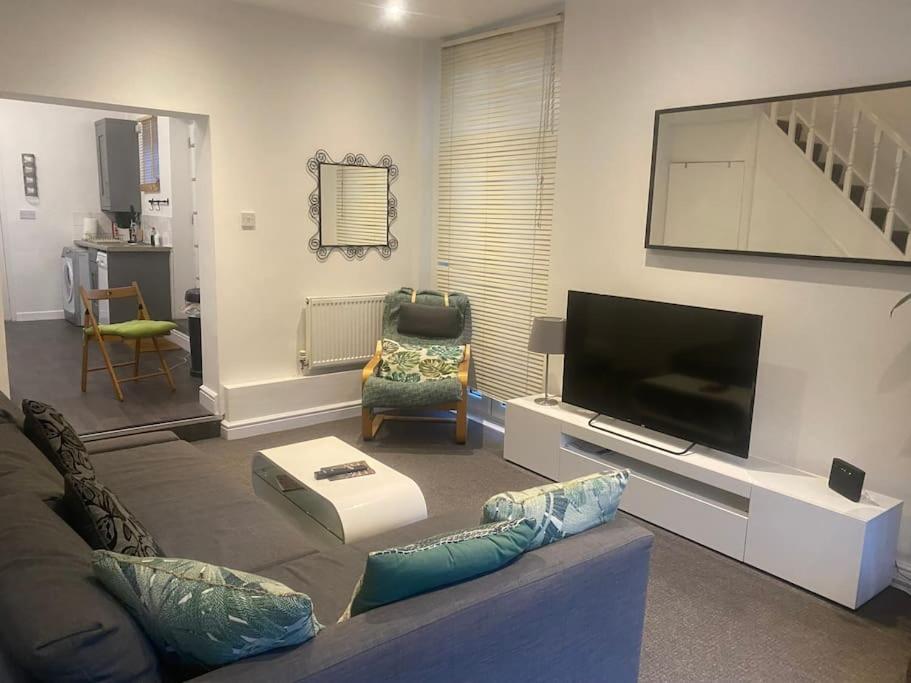 Charming cottage central Leeds close to LGI