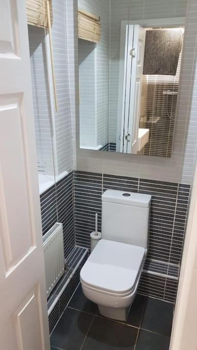 Charming cottage central Leeds close to LGI