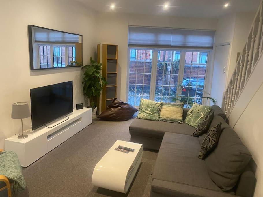 Charming cottage central Leeds close to LGI