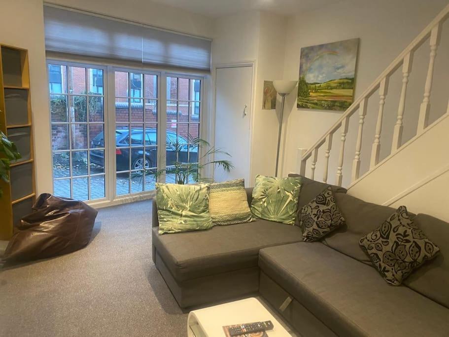 Charming cottage central Leeds close to LGI