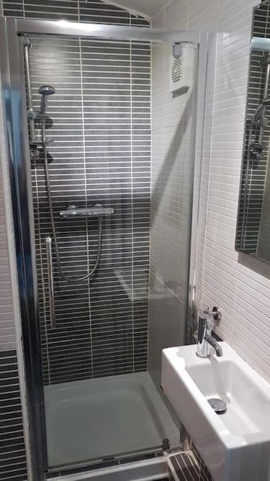 Charming cottage central Leeds close to LGI