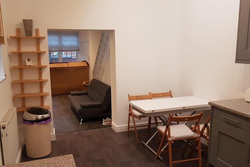 Charming cottage central Leeds close to LGI