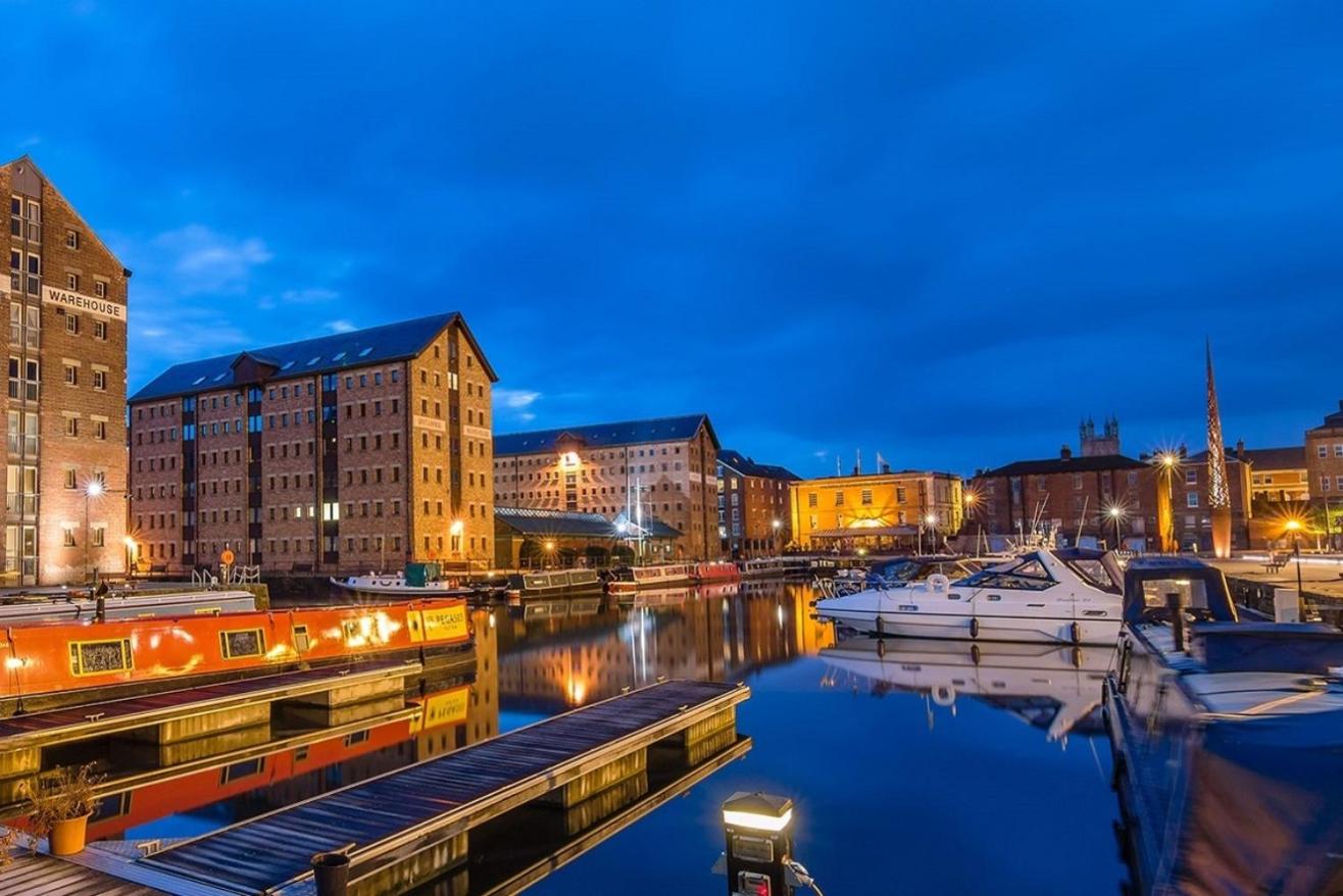 Elliot Oliver - Beautiful Two Bedroom Apartment With Parking in The Docks