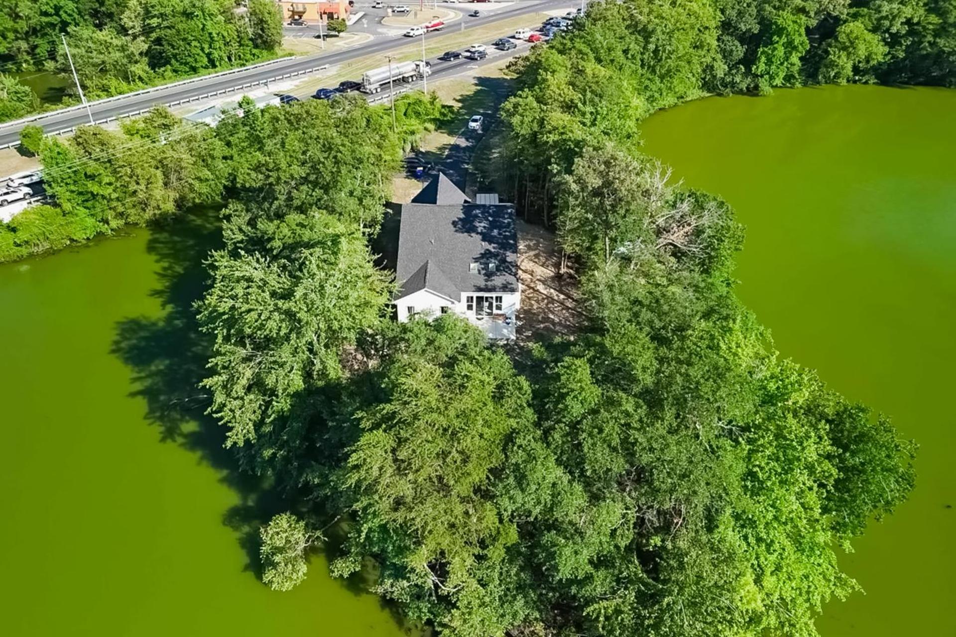 3BR Riverfront Home with kayaks and Game room