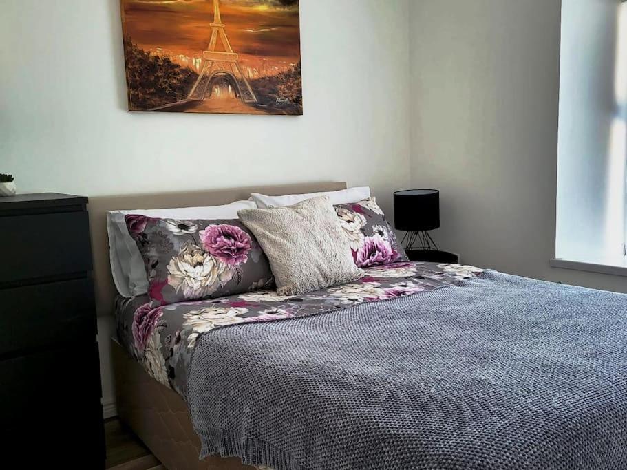 Centrally located 2 bedroom house with garden