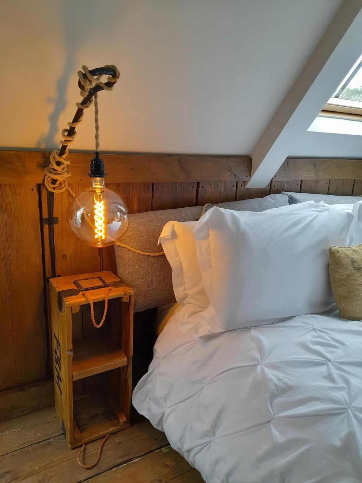 Quaint Studio Loft Room nr Hampton Court