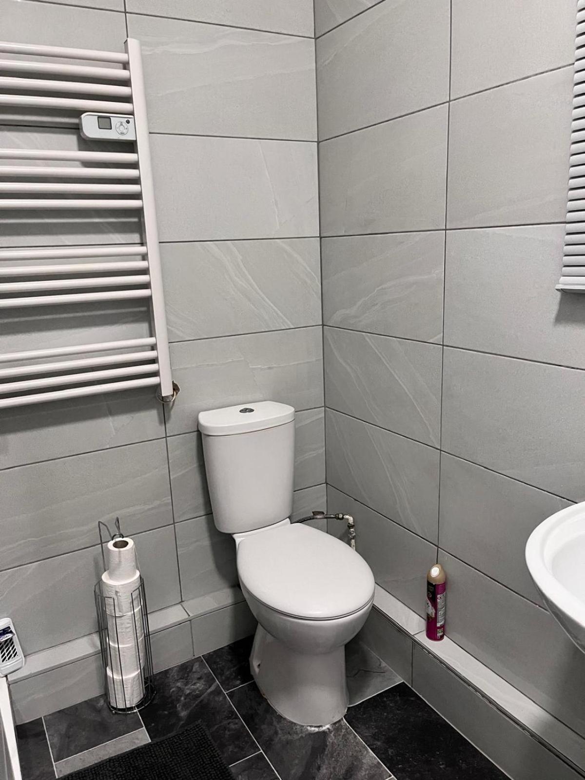 HIVESTAYS Free Wi-Fi, Smart TV, Parking, Tea &Coffee