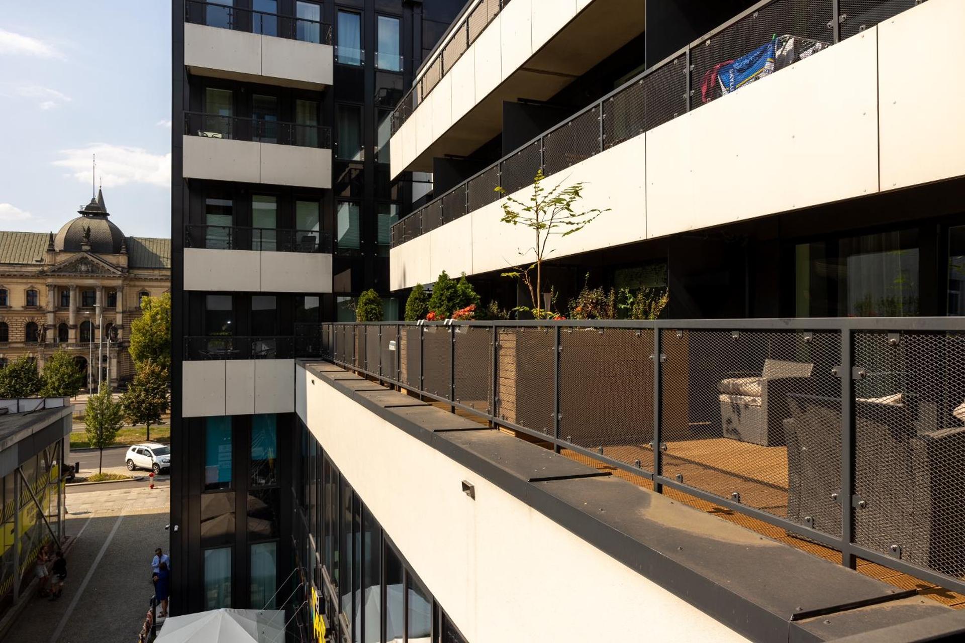 White Marble in Black Pearl Chic City Centre