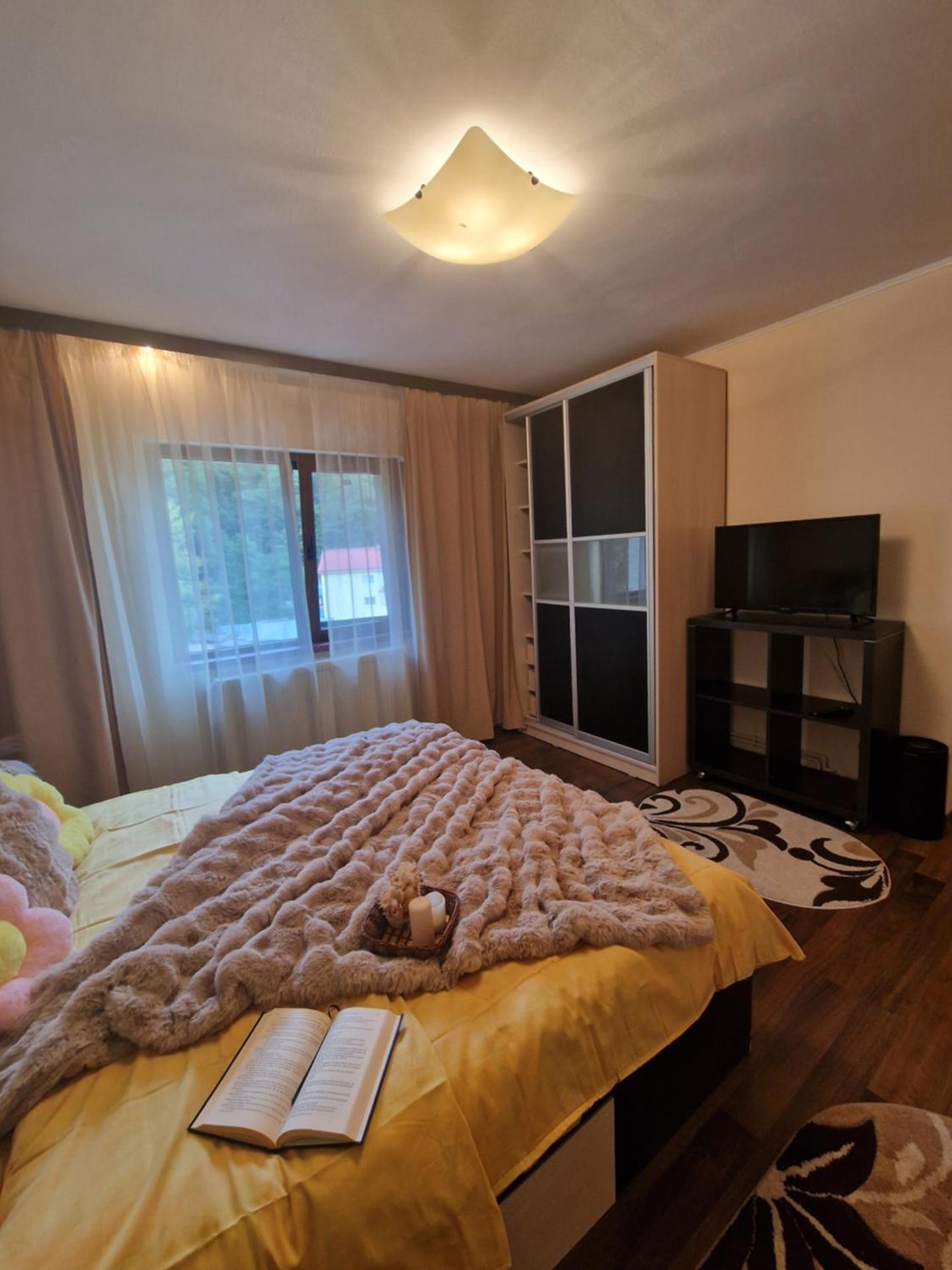 Apartament Red & Yellow