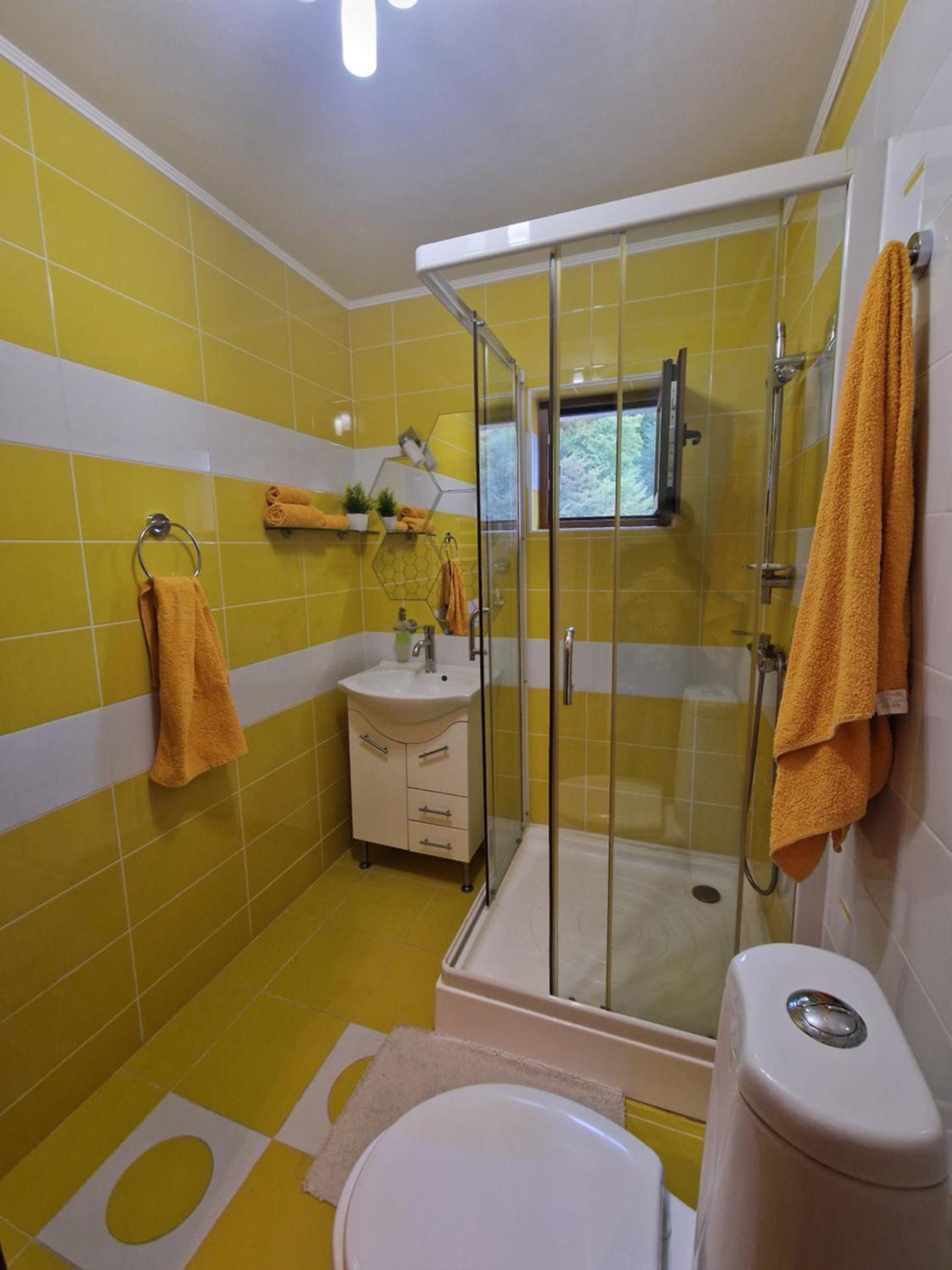 Apartament Red & Yellow