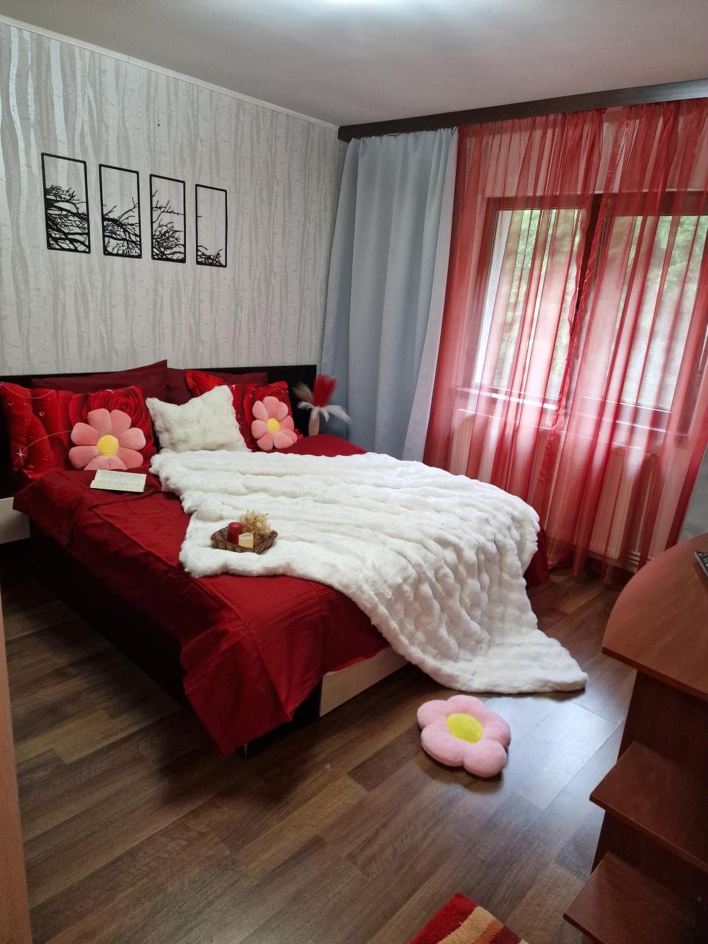 Apartament Red & Yellow