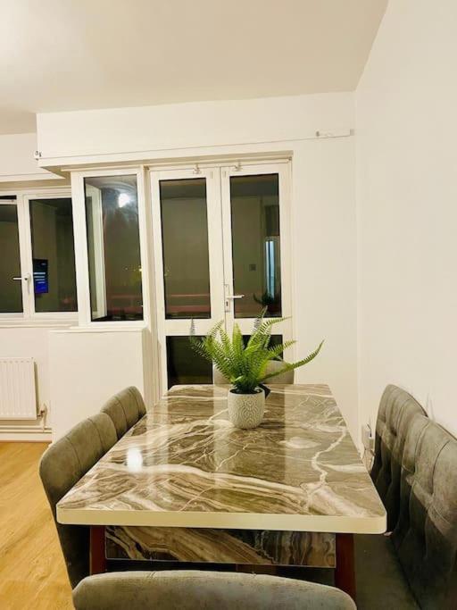 2BD CanaryWharf Mile End Private Balcony FREE Parking