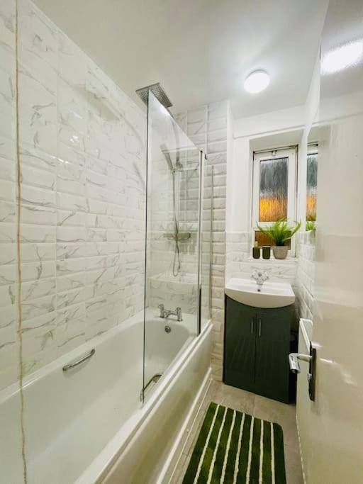 2BD CanaryWharf Mile End Private Balcony FREE Parking