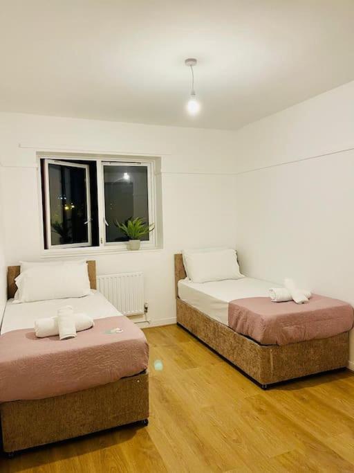 2BD CanaryWharf Mile End Private Balcony FREE Parking