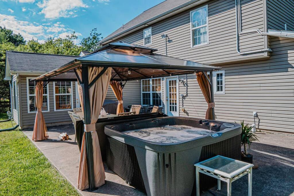 Gorgeous Cozy 5 Bedroom House with Hottub,Lake,Pool