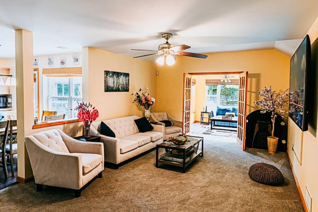 Gorgeous Cozy 5 Bedroom House with Hottub,Lake,Pool