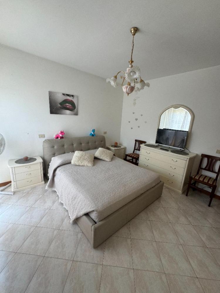 Bellissima stanza con parcheggio gratuito