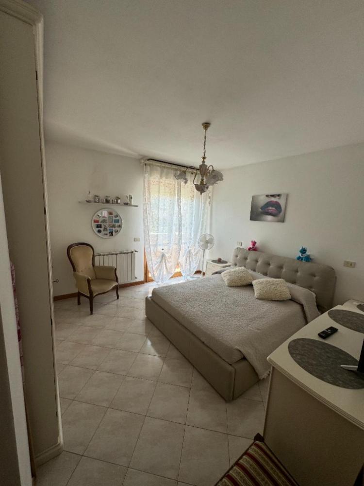 Bellissima stanza con parcheggio gratuito