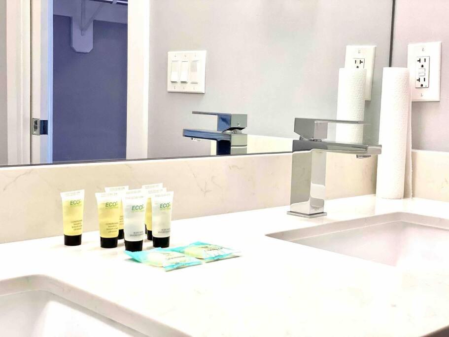 Upscale 3BDR Penthouse with Rooftop TV and Stunning Capitol and Monument Views Near Popular H Street Corridor Parking Included Free Cancellation