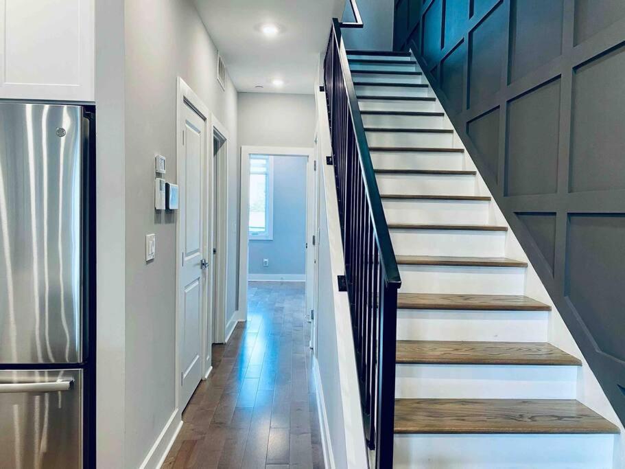 Upscale 3BDR Penthouse with Rooftop TV and Stunning Capitol and Monument Views Near Popular H Street Corridor Parking Included Free Cancellation