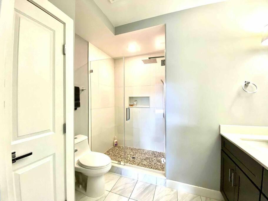 Upscale 3BDR Penthouse with Rooftop TV and Stunning Capitol and Monument Views Near Popular H Street Corridor Parking Included Free Cancellation