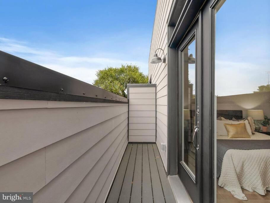 Upscale 3BDR Penthouse with Rooftop TV and Stunning Capitol and Monument Views Near Popular H Street Corridor Parking Included Free Cancellation