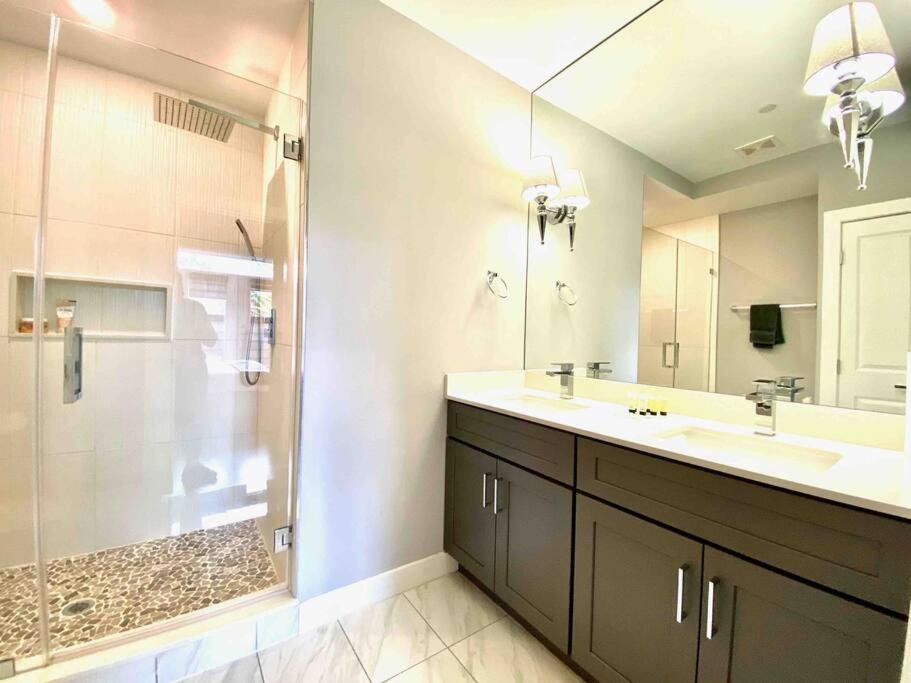 Upscale 3BDR Penthouse with Rooftop TV and Stunning Capitol and Monument Views Near Popular H Street Corridor Parking Included Free Cancellation